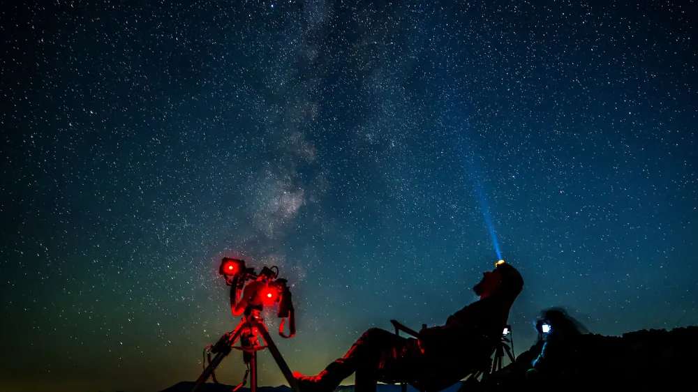 Observer les pluies d’étoiles filantes : périodes, conseils et matériel idéal
