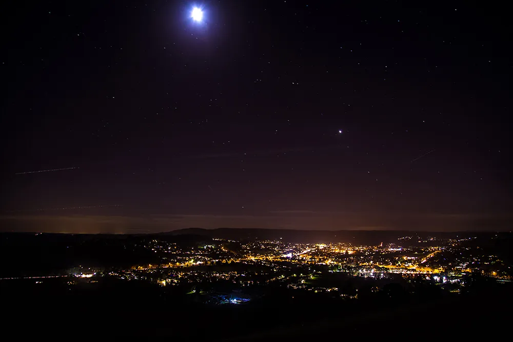 Peut-on observer le ciel profond en ville ? Conseils et limites