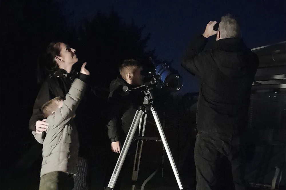 Astronomie en famille : quel matériel choisir pour observer le ciel avec des enfants ?